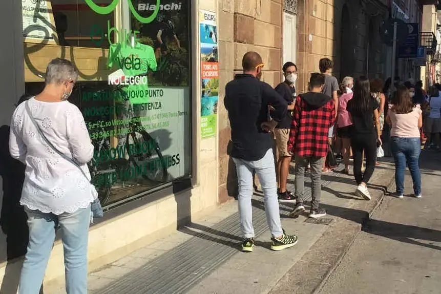 Utenti in fila per i test (L'Unione Sarda - Pala)