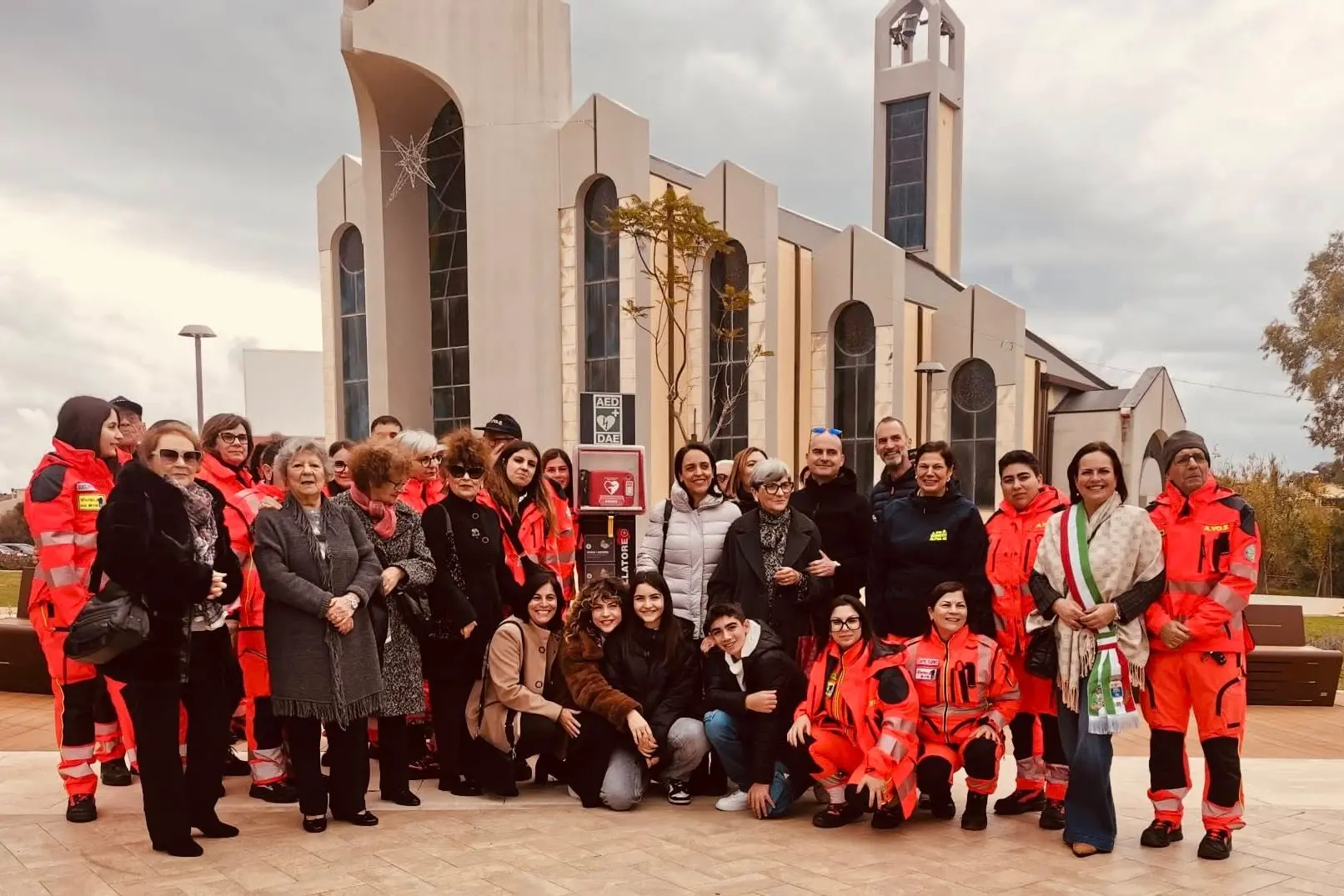 Il defibrillatore installato nella piazza della chiesa (Murgana)