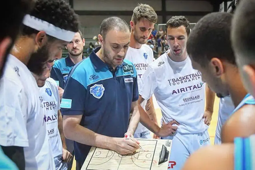 Coach Esposito durante un time out (Foto Ufficio stampa)