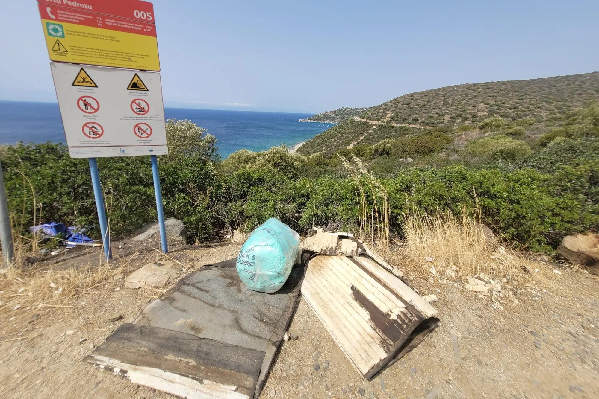 Rifiuti abbandonati in mezzo alla natura a due passi dal mare