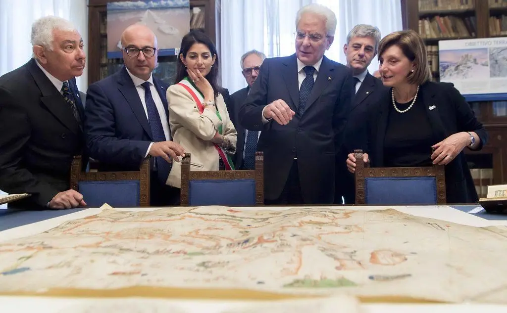 Mattarella con il sindaco Virginia Raggi davanti a un'antica cartina