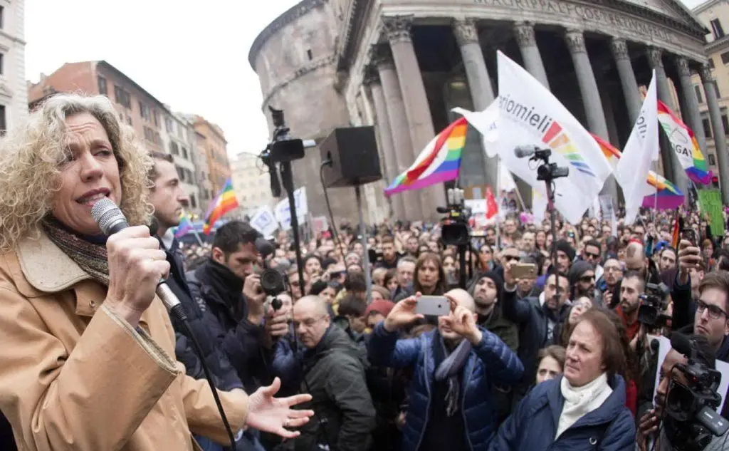 A Roma, durante una manifestazione per i diritti arcobaleno
