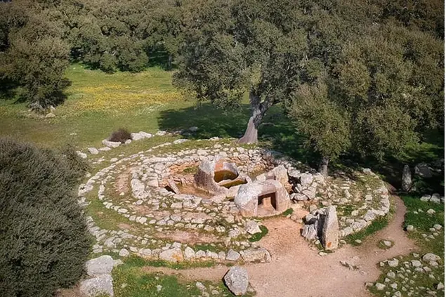 Il paesaggio visto dalla "Stonehenge sarda" di Pranu Muttedu, nel territorio di Goni (L'Unione Sarda)