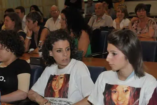 Nell’aula “Metrangolo” della Corte di Assse del Tribunale di Brindisi c’era anche la mamma di Melissa, insieme ad alcune delle ragazze che rimasero ferite, due delle quali indossano una maglietta con il volto dell’amica