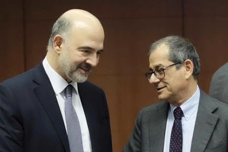 Il commissario europeo Pierre Moscovici e il ministro dell'Economia Giovanni Tria (Ansa)