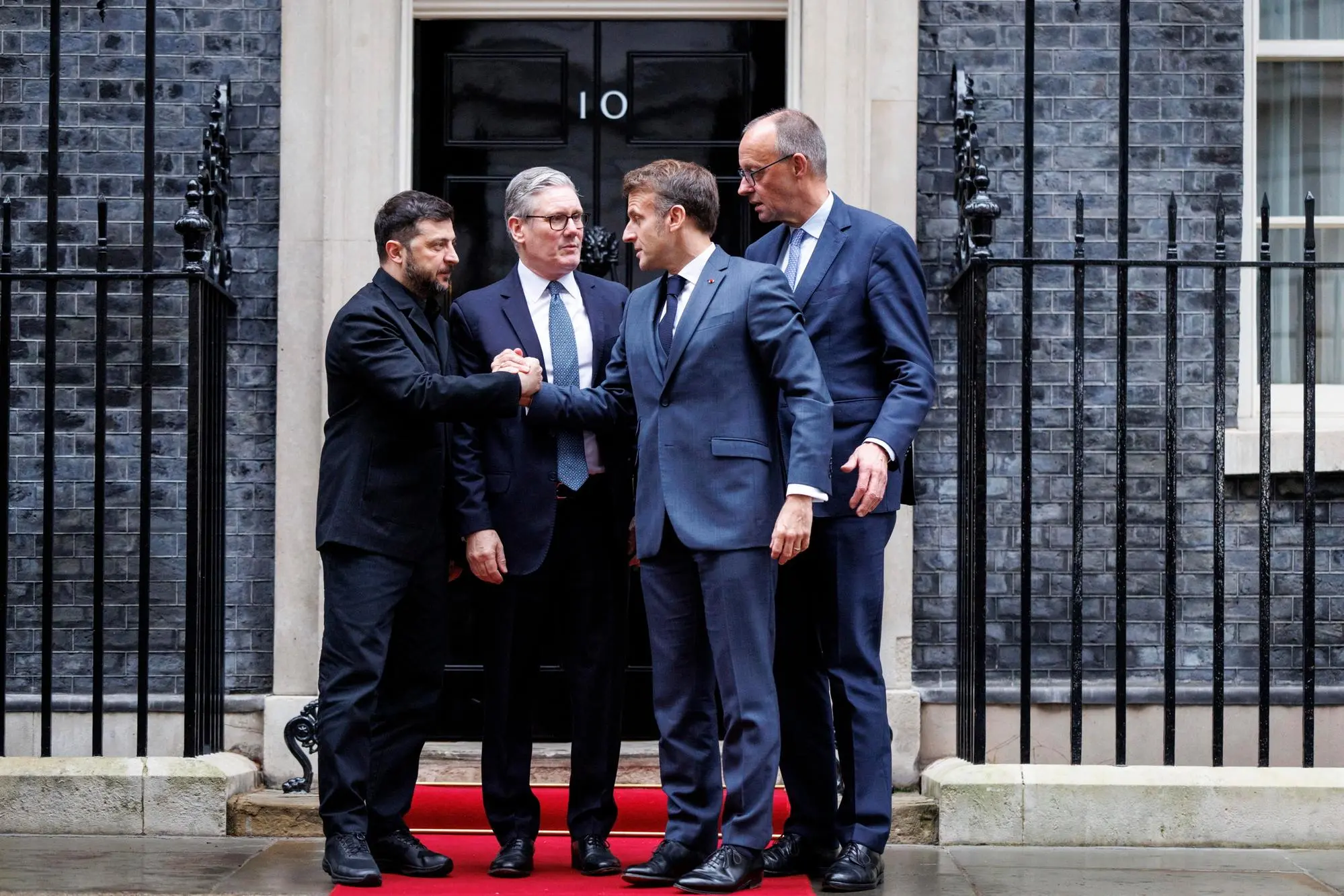 Volodymyr Zelensky con Keir Starmer, Friedrich Merz ed Emmanuel Macron a Londra (Ansa-Epa-Akmen)