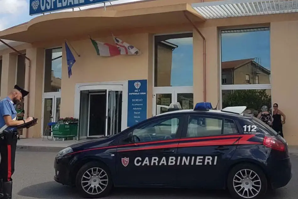 I carabinieri all'ospedale Sirai (foto Carabinieri)