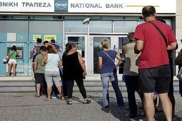 Fila davanti al bancomat in una banca greca