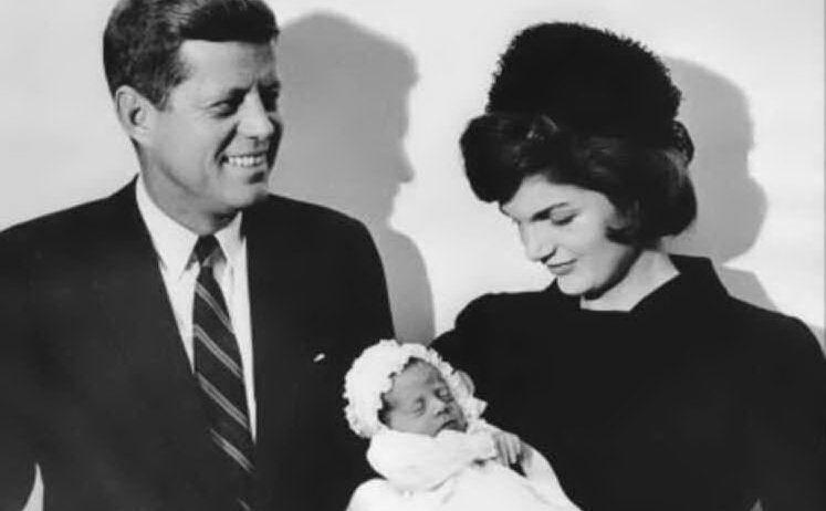 John Kennedy con Jacqueline e il figlio John jr (tutte le foto sono Google, Wikipedia e L'Unione Sarda)