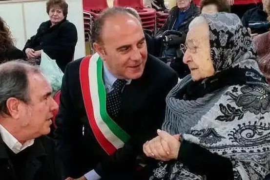 La nonnina di Alghero con il sindaco Mario Bruno