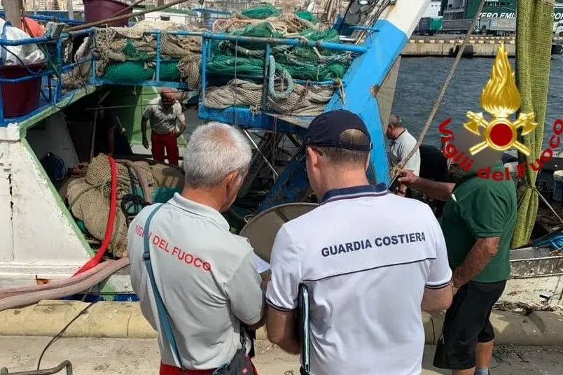 I soccorsi al porto di Cagliari (foto vigili del fuoco)