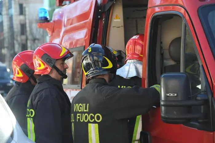 Vigili del fuoco intervengono dopo l'allarme bomba nella sede del Sole 24 Ore in via Monterosa a Milano, 5 marzo 2015. ANSA/DANIELE MASCOLO