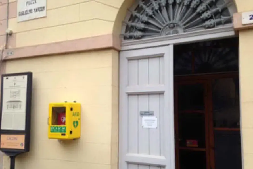 Il defibrillatore sistemato davanti al municipio di Laconi