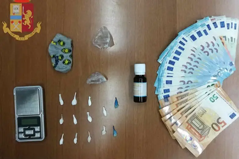 Materiale sequestrato (foto Polizia)