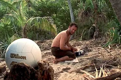 Tom Hanks e Wilson in una scena di &quot;Cast Away&quot; (Imdb)