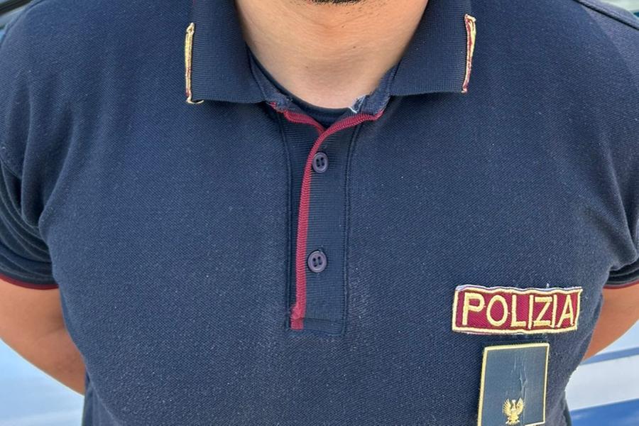 Neonata rischia di soffocare in strada: salvata dagli agenti