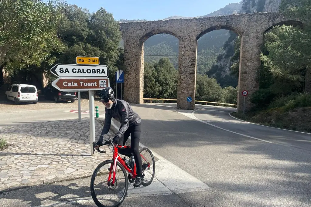 Un cicloamatore si dirige verso Sa Calobra, a Maiorca (foto c.a.m.)