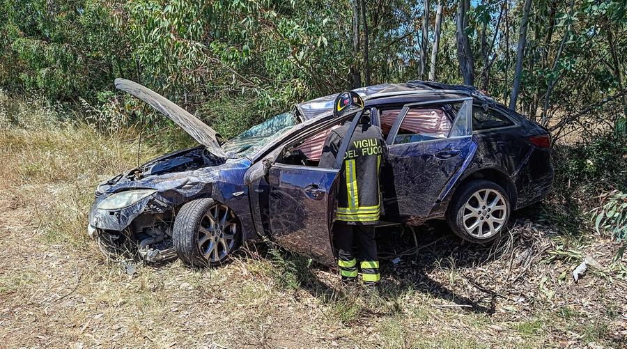 Auto fuori strada, conducente in ospedale
