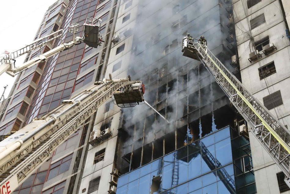In fiamme un grattacielo in Bangladesh, 4 morti