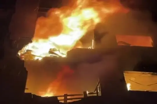 Gaza, soccorritori tra le fiamme dopo raid israeliani