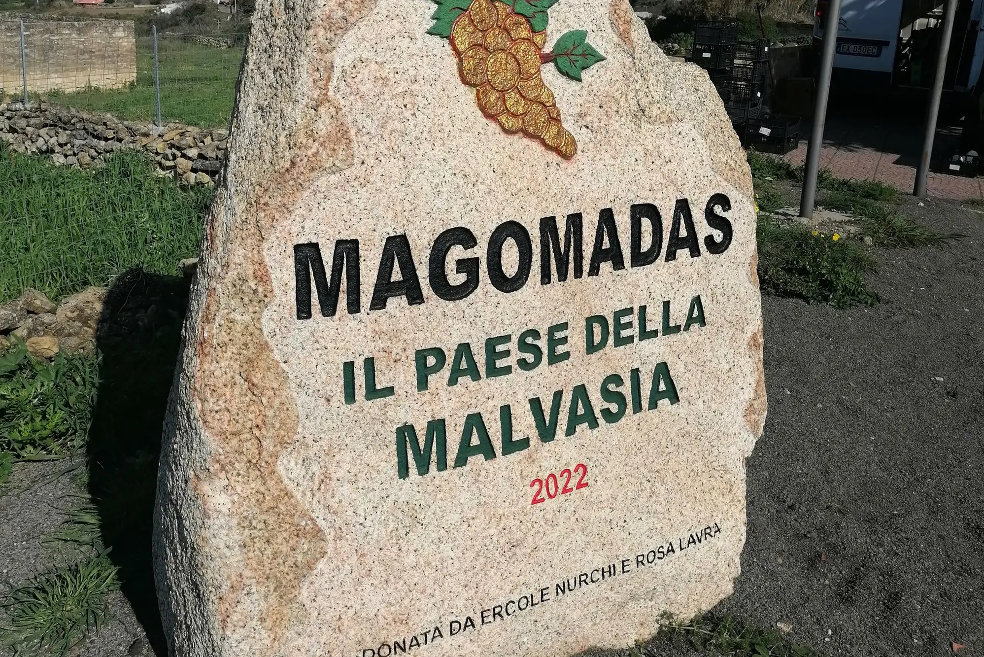La pietra all'ingresso di Magomadas (L'Unione Sarda)