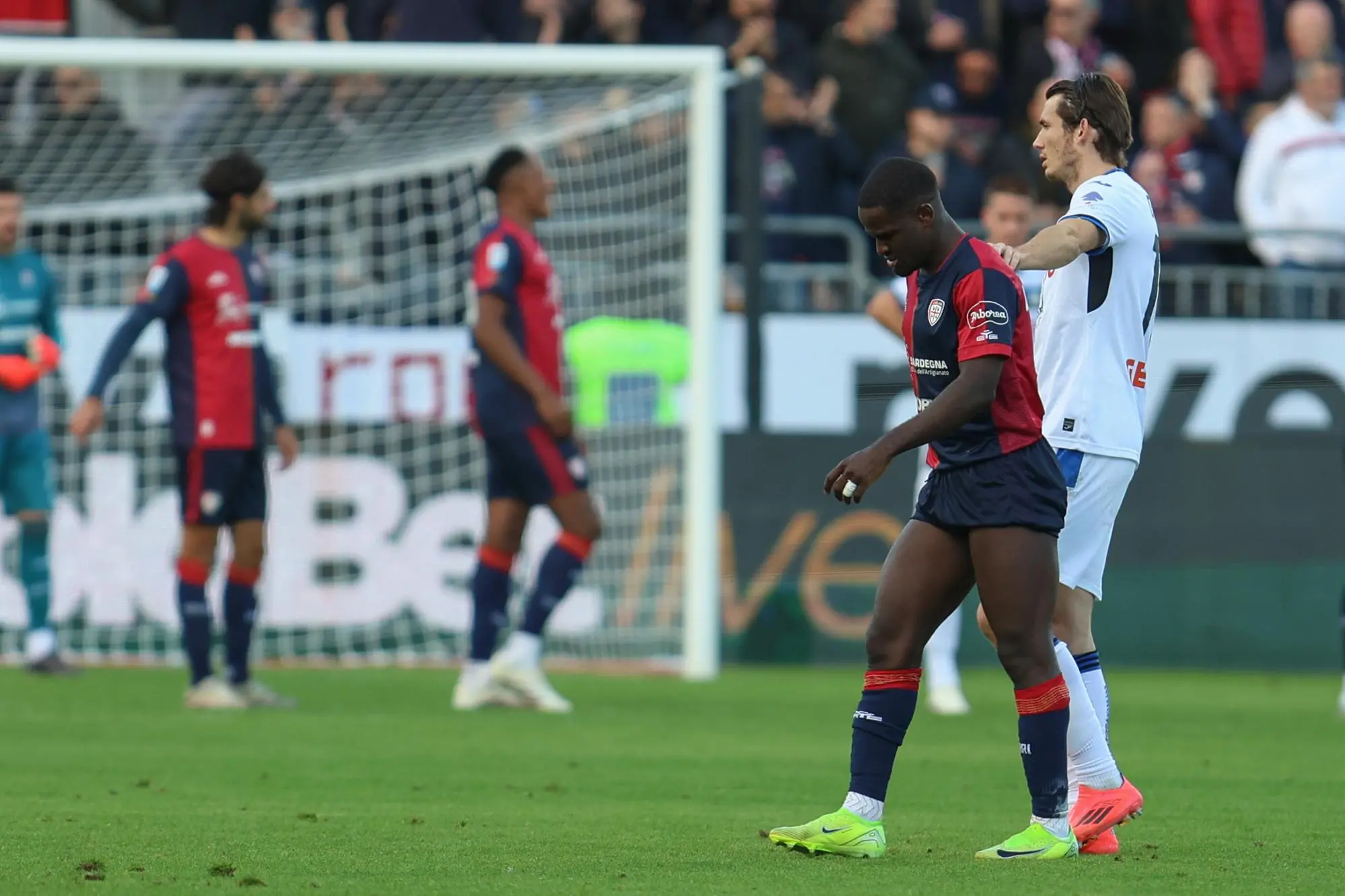 Zito Luvumbo esce dolorante in Cagliari-Atalanta (foto Fabio Murru)