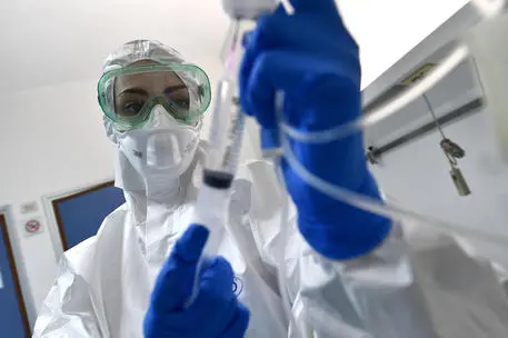 Una infermiera del reparto di Malattie Infettive dell'ospedale S.Martino. Genova, 30 Gennaio 2020. ANSA/LUCA ZENNARO