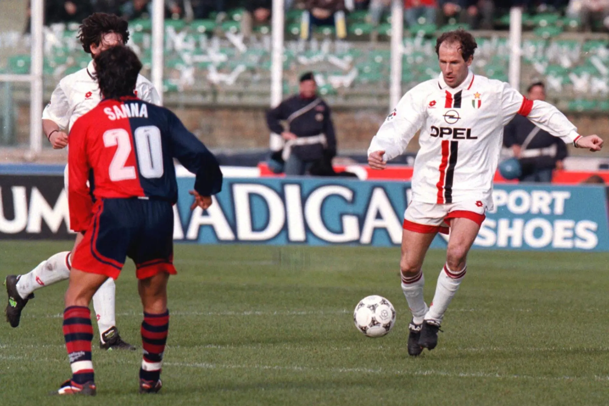 Franco Baresi in azione contro il Cagliari, nella sua 700esima partita con la maglia del Milan (Ansa)