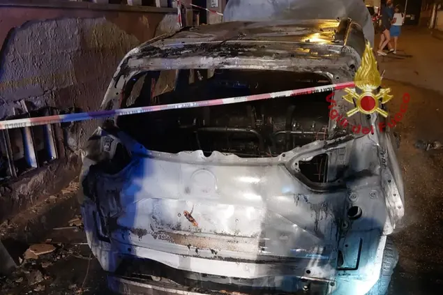 L'auto incendiata (foto Vigili del fuoco)