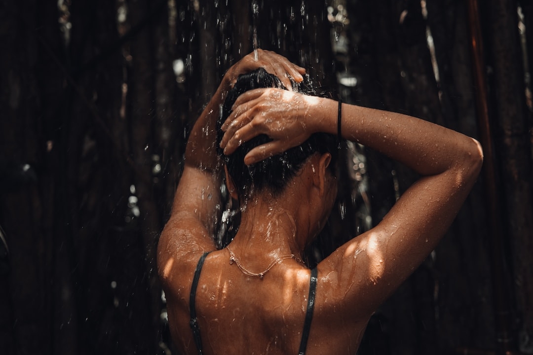 “Per risparmiare fate la doccia in coppia”: la proposta del ministro dell’Ambiente elvetico