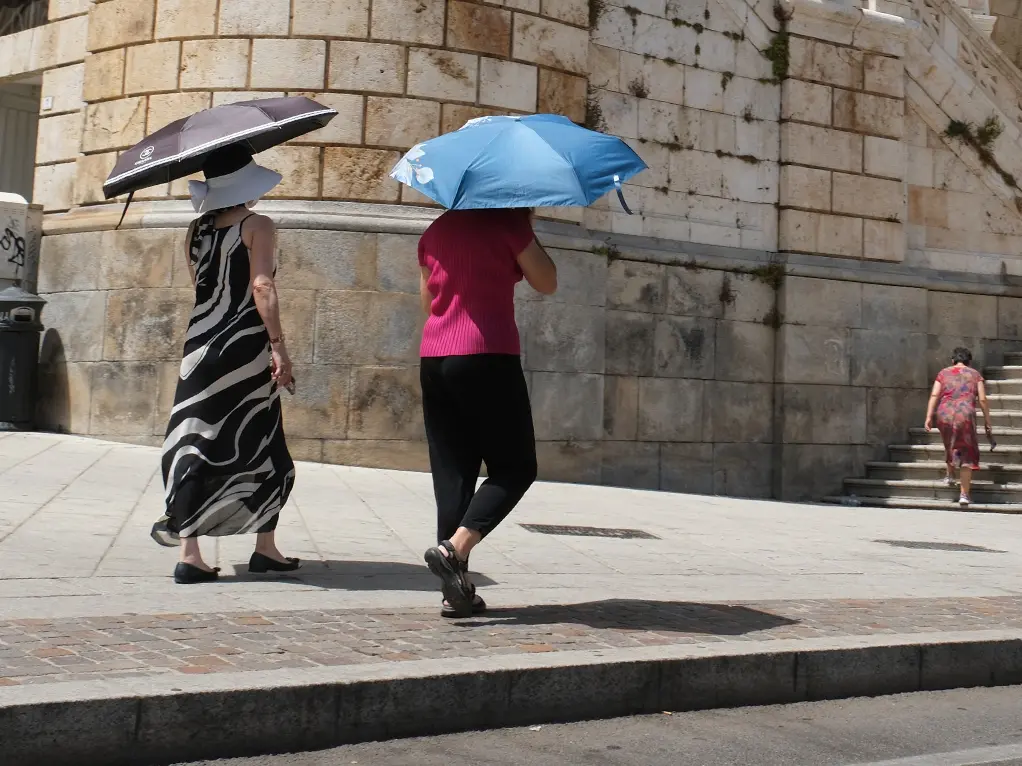 Turisti si riparano dal caldo a Cagliari