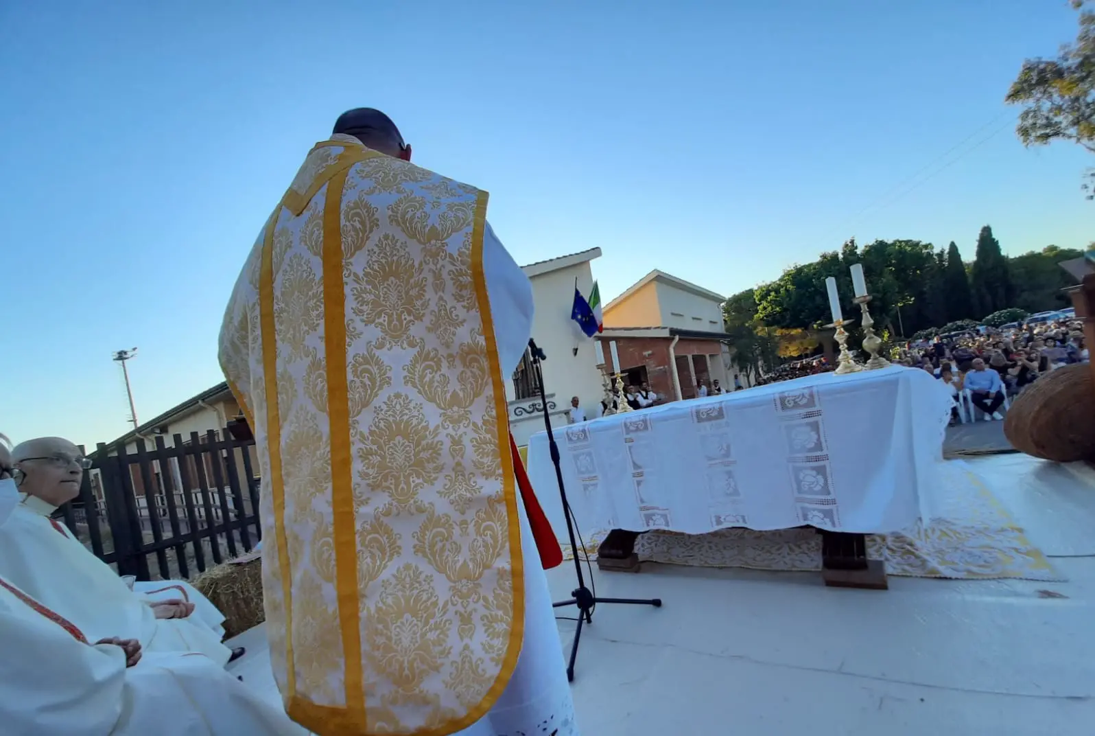 Fra Marco Antonio Uras celebra la messa (foto L'Unione Sarda - Tellini)