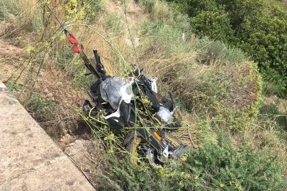 La moto nella scarpata (foto Andrea Serreli)