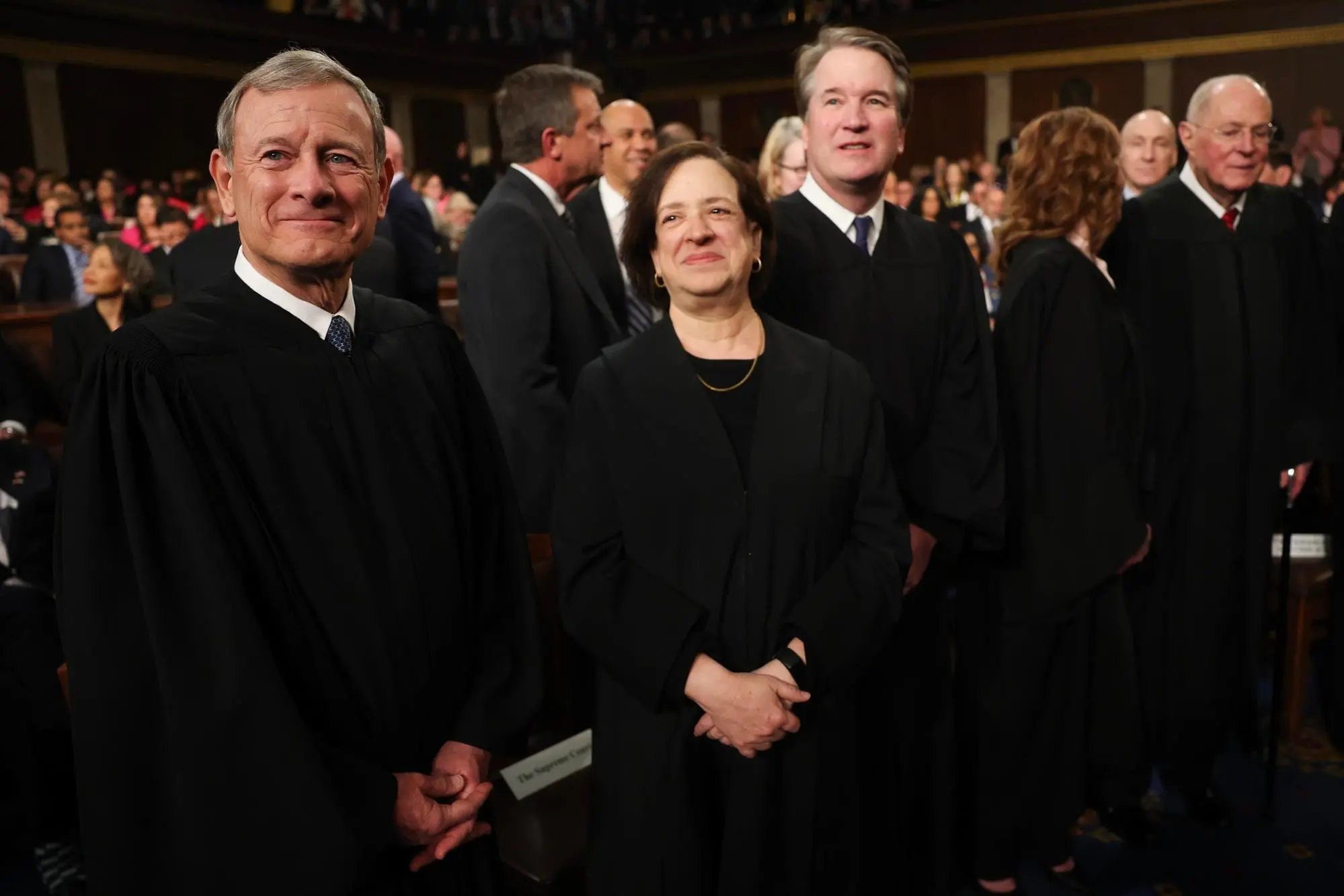 Il presidente della Corte Suprema John Roberts, la giudice Elena Kagan e il giudice Brett Kavanaugh il 4 marzo 2025 (EPA/WIN MCNAMEE / POOL)