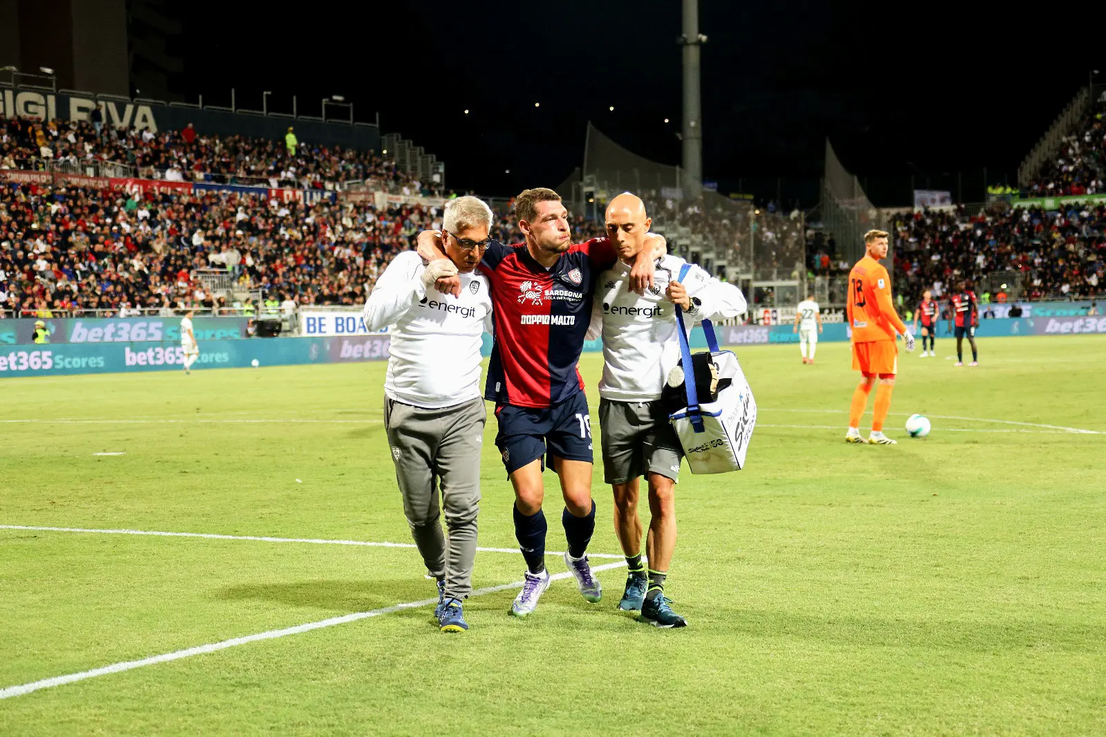 Belotti lascia il campo durante il match contro l'Inter (Ansa)