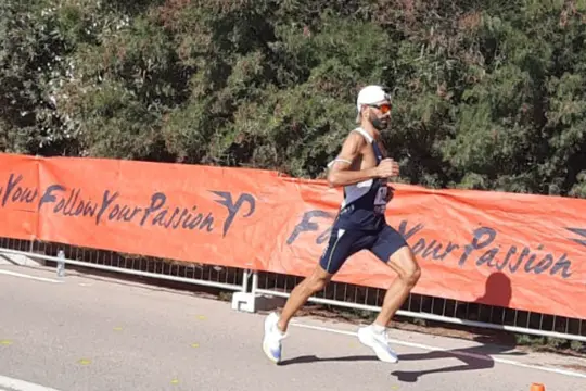 Roberto Melis in azione nella mezza maratona di Chia (foto Antonio Serreli)