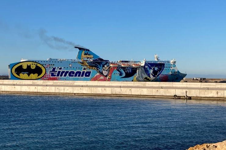 Controlli sulla nave Genova-Porto Torres, la rabbia dei passeggeri: &quot;Ostaggi per 20 ore&quot;