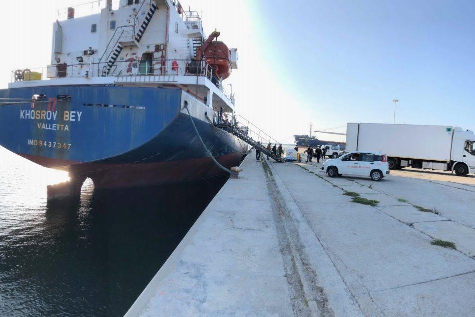 Viveri e acqua potabile alle motonavi sotto sequestro nel porto di Oristano