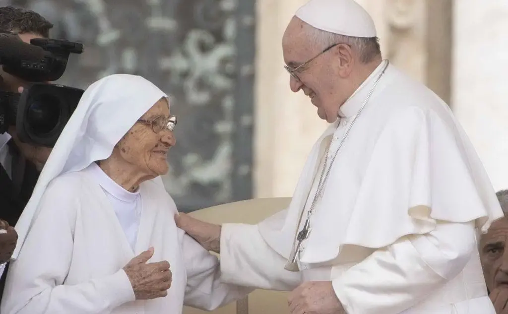 Un altro scatto di Papa Francesco con suor Maria Concetta Esu (Ansa)