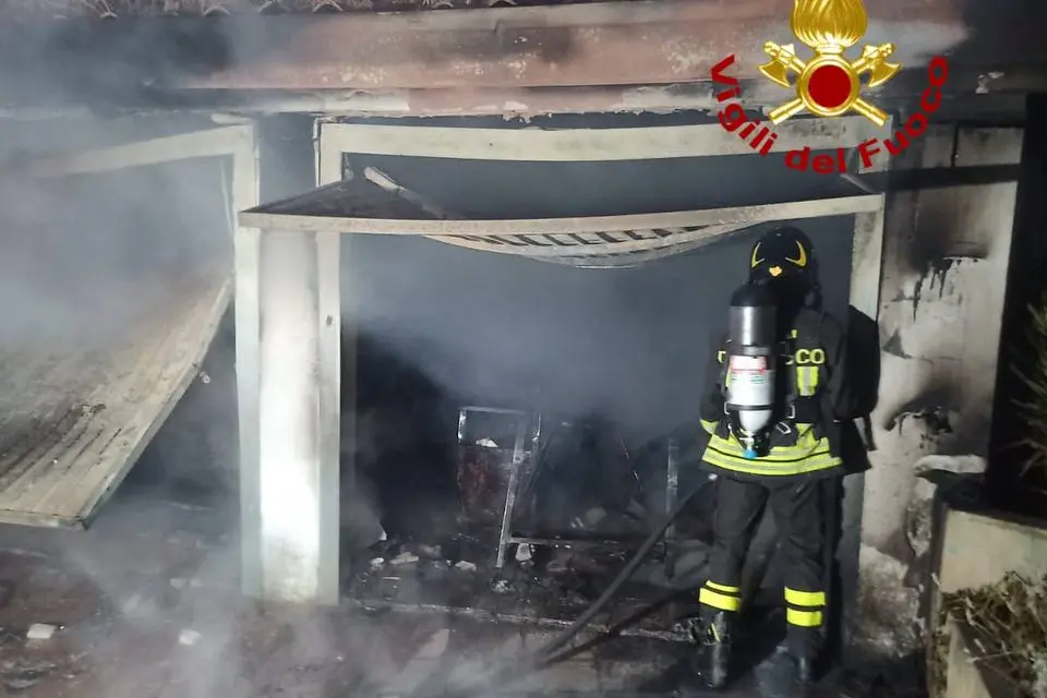 Garage in fiamme a Sarule (foto vigili del fuoco)