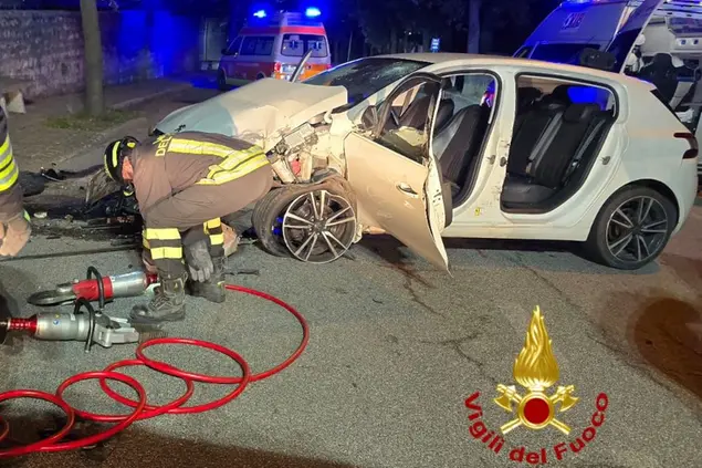 L'auto distrutta dopo l'incidente all'ingresso di Orani