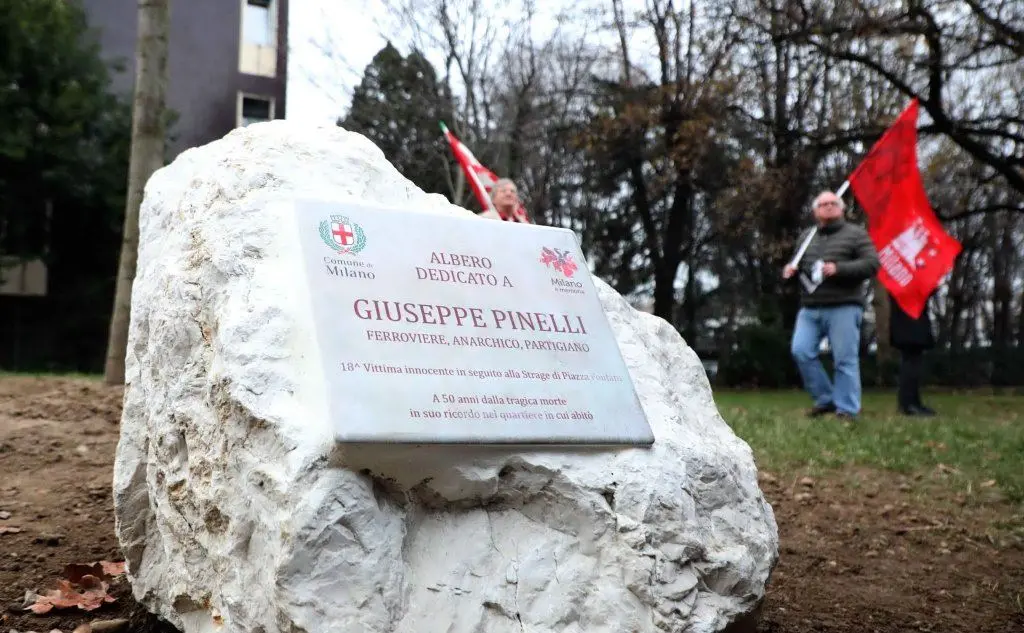 La lapide che a Milano ricorda Giuseppe Pinelli