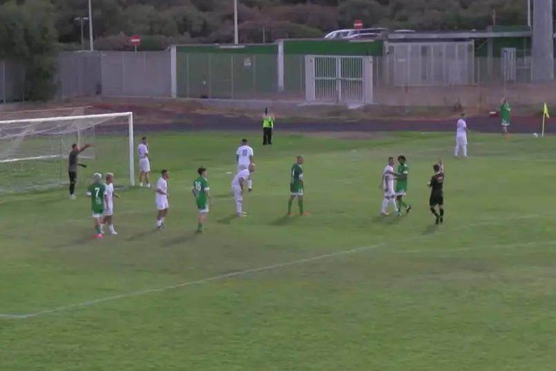 Calcio d'angolo dell'Arzachena contro il Luogosanto (foto Ilenia Giagnoni)