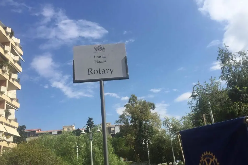 La targa intitolata a piazza Rotary