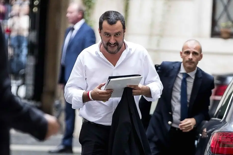 Matteo Salvini davanti a Palazzo Grazioli (foto Ansa)