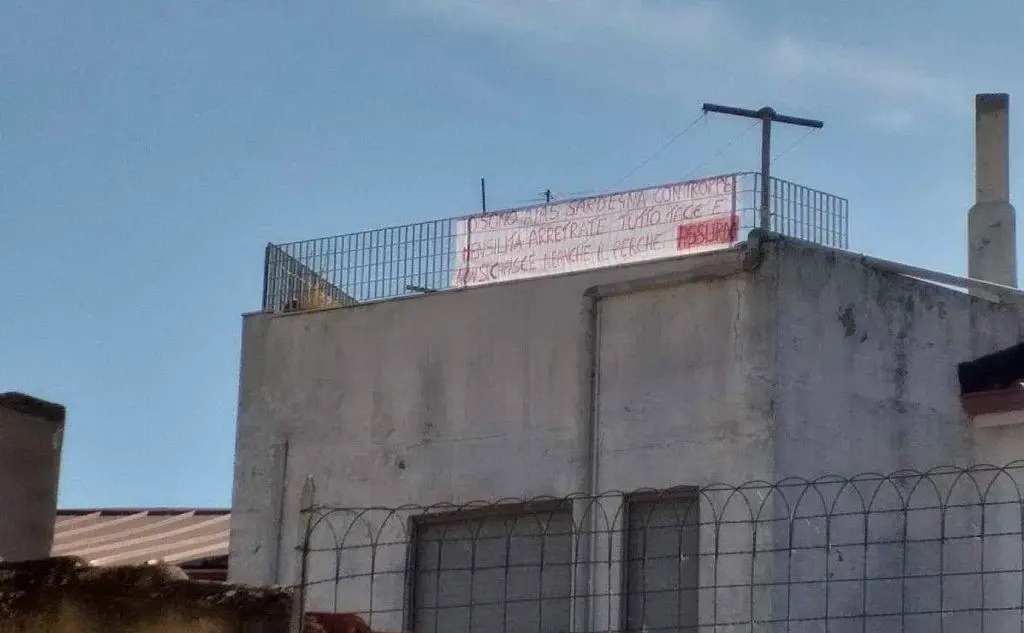 Rabbia e disperazione a Domusnovas urlata da lenzuola e cartelli esposti in finestre e terrazze (foto L'Unione Sarda - Farris)