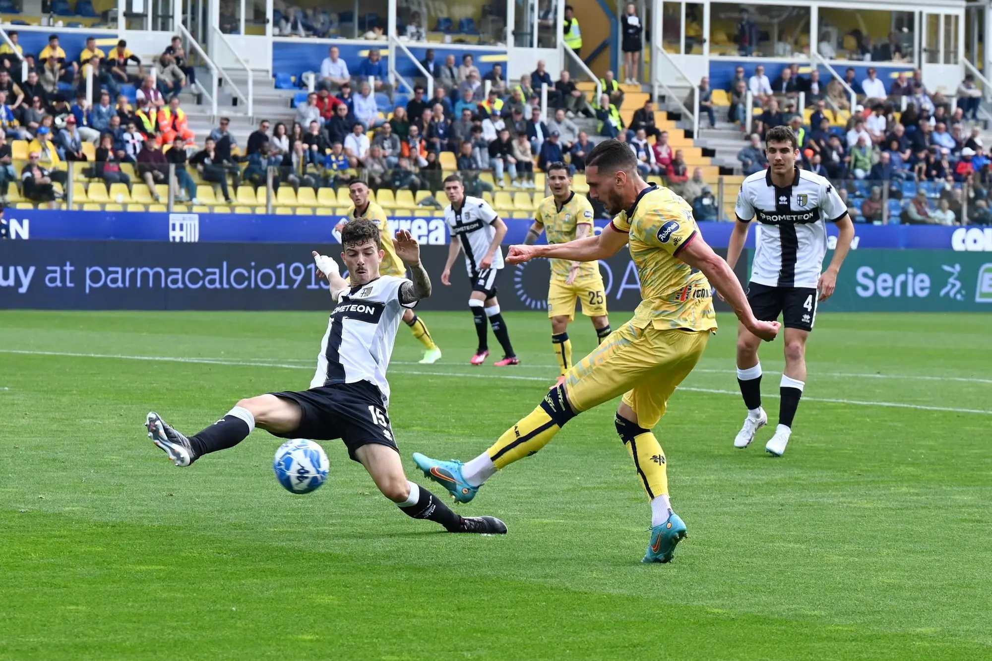 paulo azzi del cagliari al tiro durante la partita di calcio di Serie B italiana Parma vs Cagliari allo stadio Tardini a Parma, Italia, 22 aprile 2023. ANSA/ Alessio Tarpini