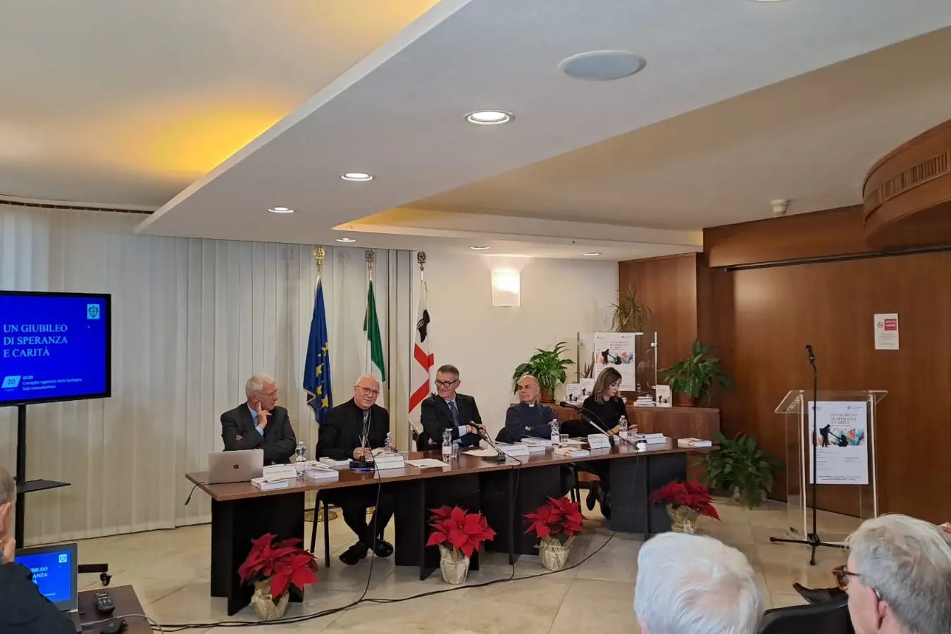 La presentazione del Dossier Caritas 2024 sulla povertà. Da sinistra: Francesco Manca, monsignor Giuseppe Baturi, don Marco Lai, Piero Comandini e Maria Chiara Cugusi (foto Lapenna)