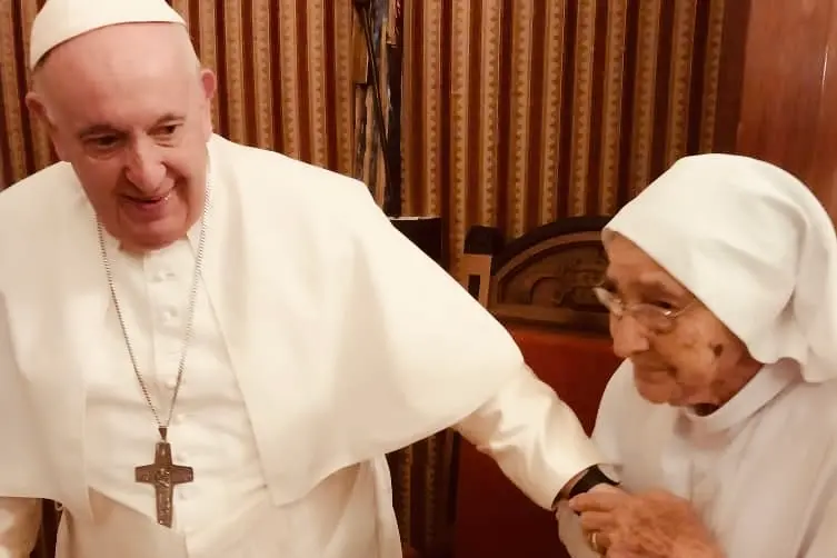 Suor Maria Concetta Esu assieme al papa (foto concessa)