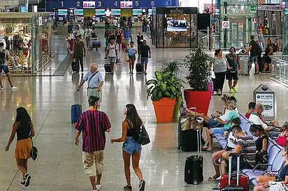 Turisti in aeroporto a Cagliari (archivio L'Unione Sarda)